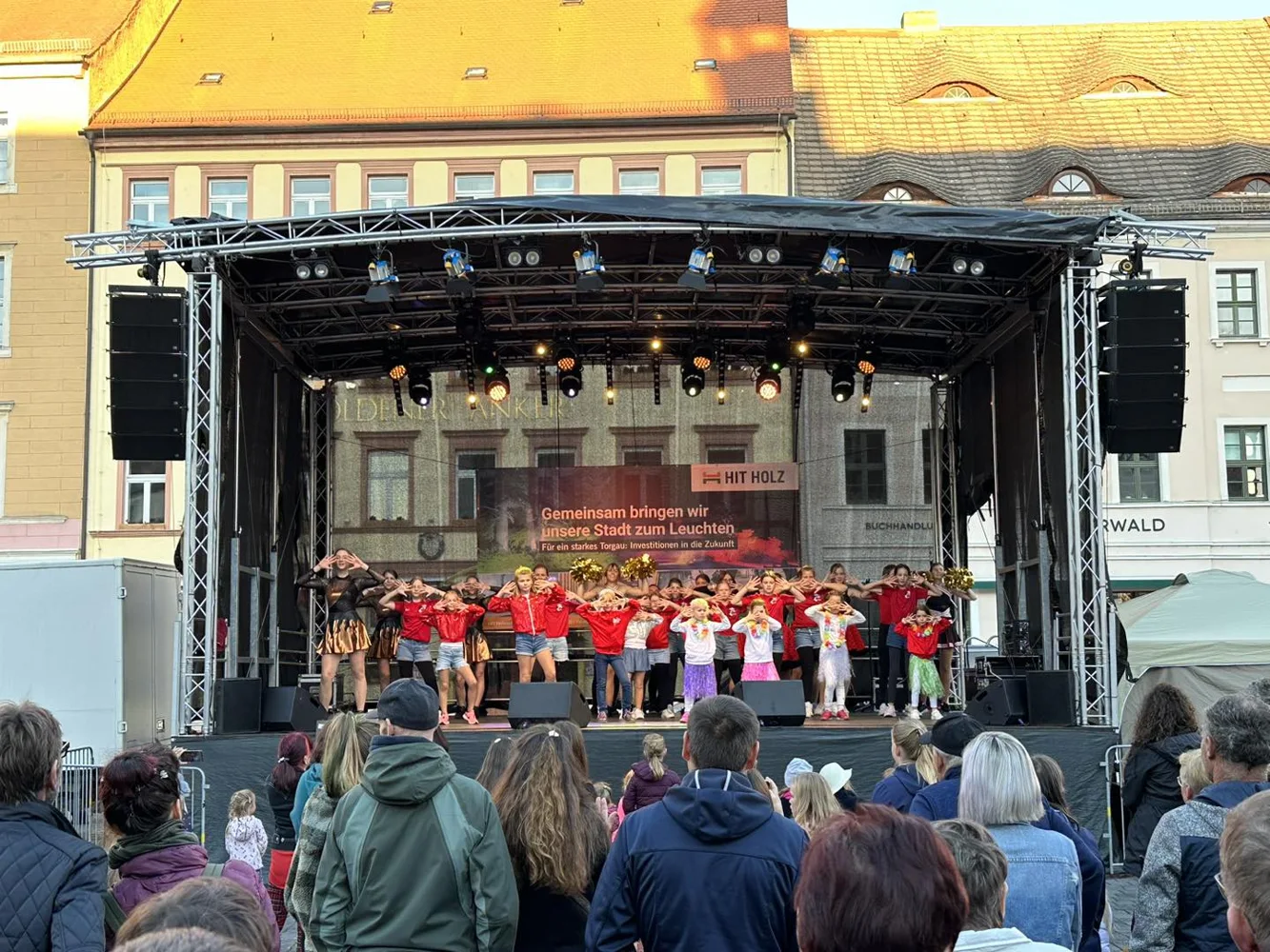 Mobile Bühne mit Publikum auf einem Stadtplatz