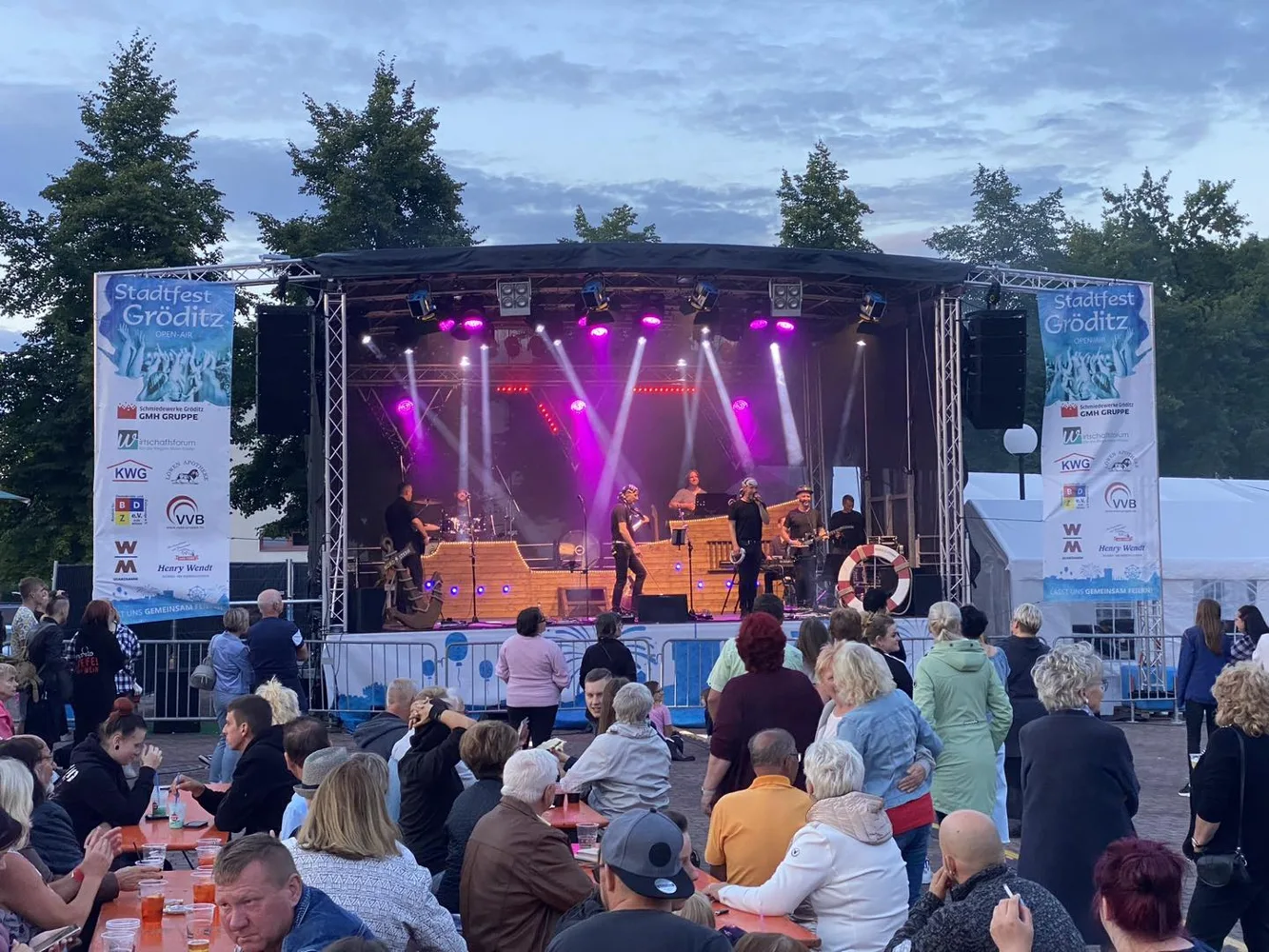 Open-Air-Bühne mit Live-Programm und Publikum