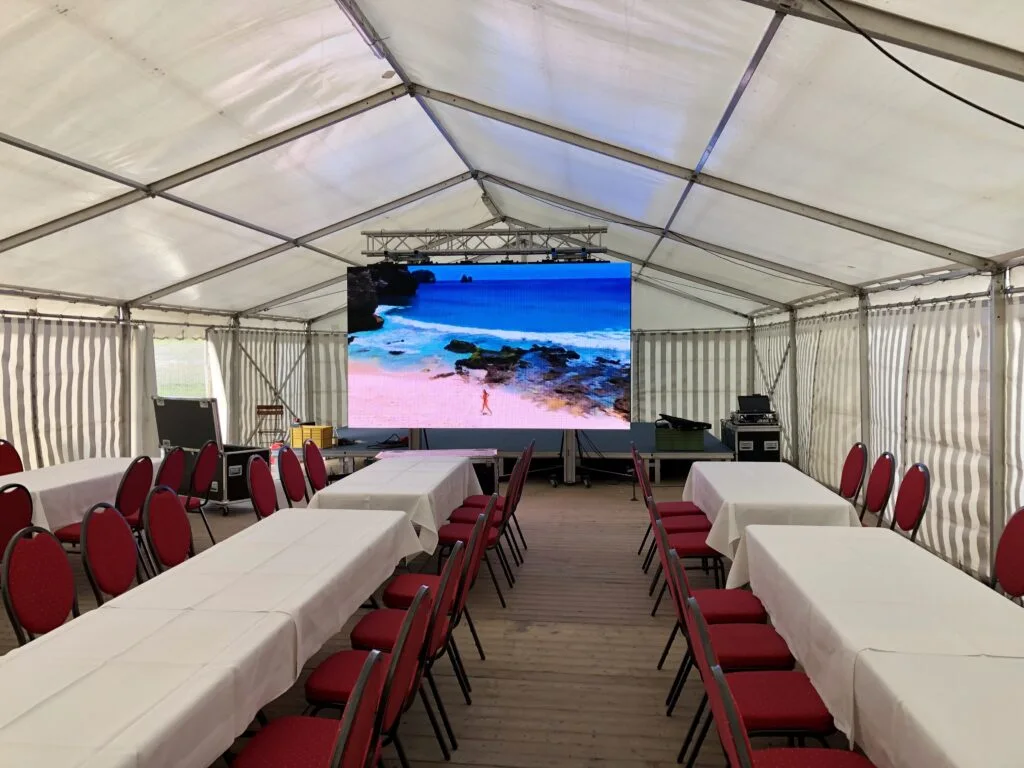 LED-Wand im Veranstaltungszelt