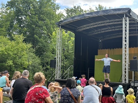 Stage R30 bei einem Familienprogramm im Freien mit Publikum