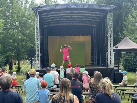 Auftritt auf der Stage R30 vor Publikum im Grünen