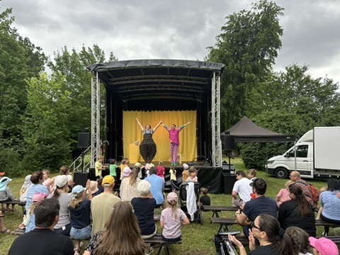 Theaterauftritt auf der Stage R30 bei einer Freiluftveranstaltung
