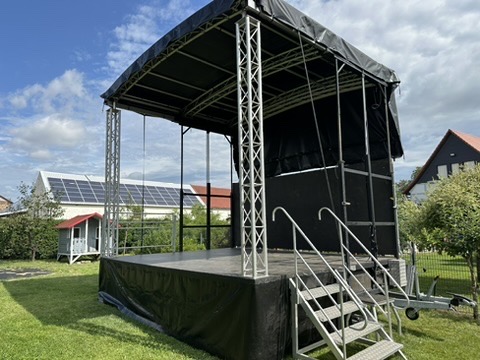 Seitliche Ansicht der Stage R30 auf einer Grünfläche