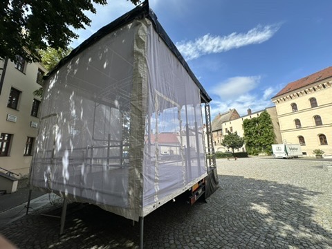 Stage R30 auf dem Transportanhänger mit geschlossenen Seitenwänden