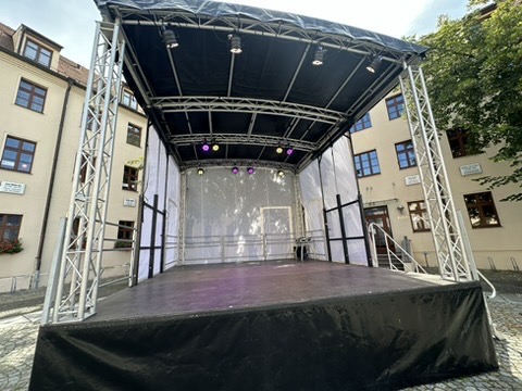 Aufgebaute Stage R30 auf einem Platz in der Innenstadt