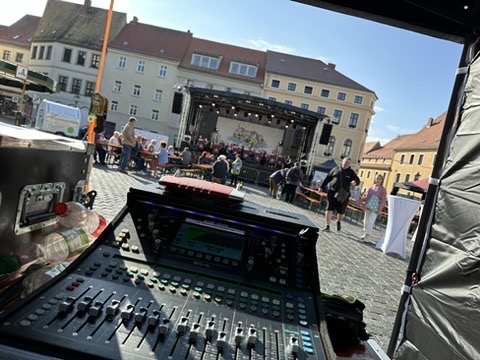 Tonregie mit Blick auf die Bühne im Freien