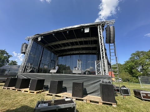 Stage XLR mit Beschallung auf einer Open-Air-Fläche