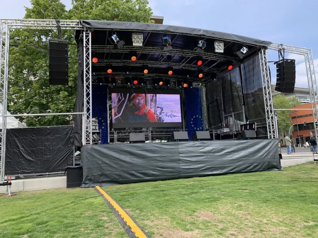 Stage XLR mit aufgebauter Ton- und Lichttechnik im Freien