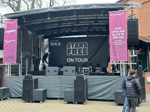 Stage XXL mit aufgebauter Lichttechnik bei einer Veranstaltung am Tag