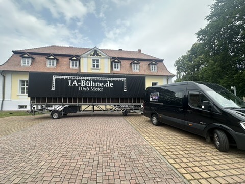 Stage XXL 10 × 6 m auf dem Anhänger mit Zugfahrzeug