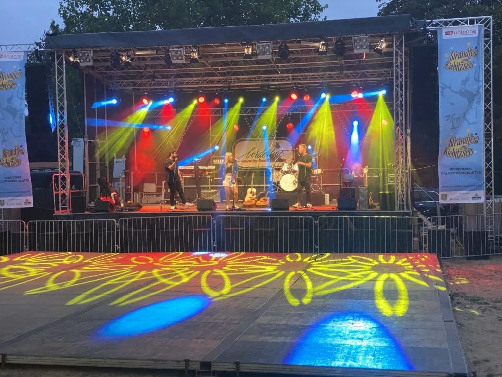 Stage XXL mit farbiger Bühnenbeleuchtung