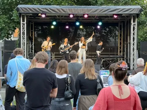 Musiker spielen live auf der Stage L 6 × 4 m