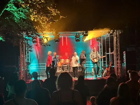 Konzert am Abend mit Band und farbig beleuchteter 6 × 4 m Bühne