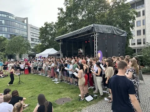 Publikum vor einer 6 × 4 m Bühne bei einem Stadtfest