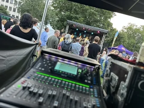 Tonregie und Mischpult während einer Liveveranstaltung mit Stage L