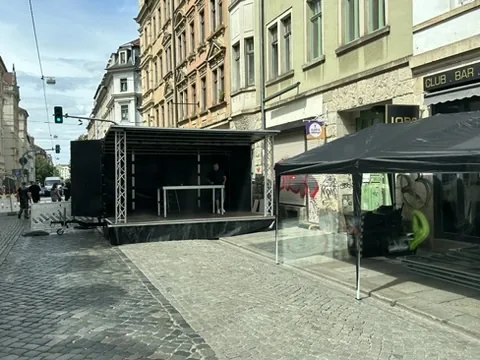 Aufgebaute Stage M 5 × 4 m bei einer Veranstaltung in der Innenstadt