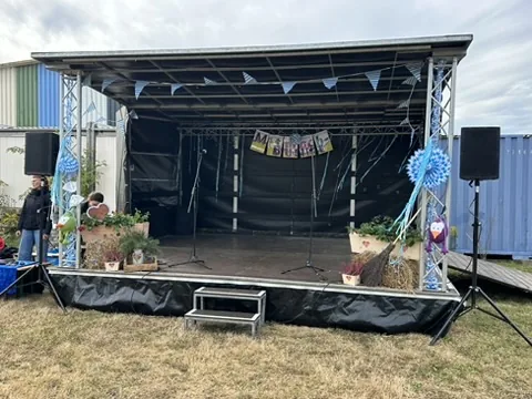 Geschmückte Stage M 5 × 4 m für ein Fest im Freien
