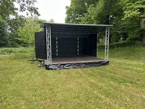 Stage M 5 × 4 m auf einer Wiese im Grünen