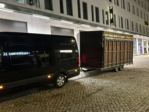 Stage M 5 × 4 m auf dem Anhänger beim Transport bei Nacht